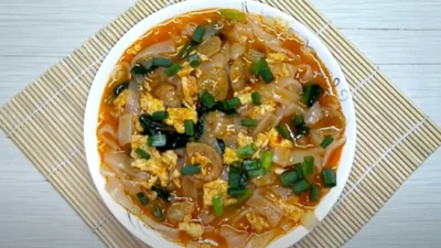 Resep Kwetiau Kuah Pedas, Sajian Makanan Hangat Nikmat Disantap Saat Hujan (image from screenshot Youtube dapur ike)