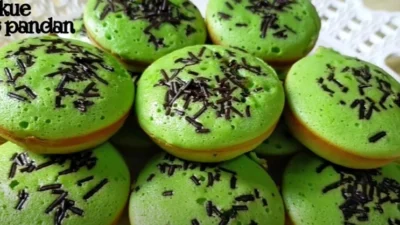 Resep Kue Cubit Pandan yang Lembut dan Anti Gagal, Cobain Deh! (iamge from screenshot Youtube fatonah cooking)