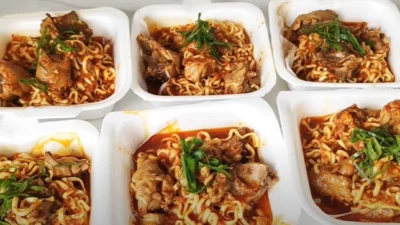 Resep Mie Tulang Pedas, Kreasi Mie yang Dipadukan Tulang Bikin Lezat dan Ketagihan (image from screenshot Youtube feby weenchai)