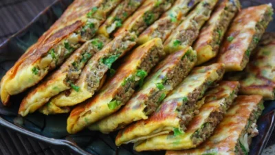 Resep Martabak Telur Mini Isi Daging yang Dijamin Lezat dan Isiannya Melimpah (image from screenshot Youtube happy foody)