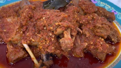 Resep Bebek Rica-Rica yang Pedas dan Empuk, Dijamin Ketagihan (image from screenshot Youtube ika mardatillah)