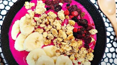 Resep Smoothies Bowl Buah Naga, Sajian Diet Sehat yang Menyegarkan dan Mengenyangkan (image from screenshot Youtube mrs culinary)