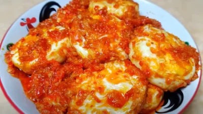 Resep Telur Ceplok Balado, Olahan Telur Praktis Cocok Buat Sarapan (image from screenshot Youtube selera dapur kita)