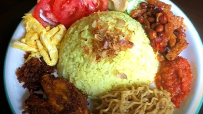 Resep Nasi Kuning Komplit, Sajian Masakan Sederhana Cocok Buat Sarapan (image from screenshot Youtube yunitri suryani)