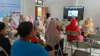 SMART BOOK. Pelatihan Program Keselamatan Diri Anak Usia Dini Berbasis Smart Book diikuti 25 peserta yang merupakan guru-guru PAUD formal maupun nonformal, termasuk para orang tua anak usia dini. ADAM SUMARTO/PASUNDAN EKSPRES