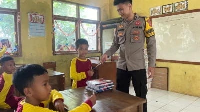 Peduli Pendidikan Bhabinkamtibmas Beri Bantuan Buku Tulis