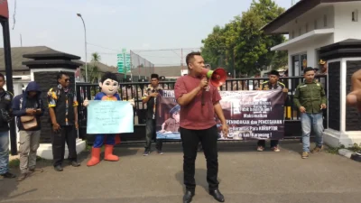 Harkodia, Forum Karawang Bersatu Demo Kejaksaan