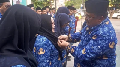 Kepala Kemenag Karawang Berikan Penghargaan Satya Lencana Karya Satya untuk Pegawai Setia