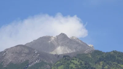 Tim Gabungan Evakuasi 23 Pendaki Gunung Merapi