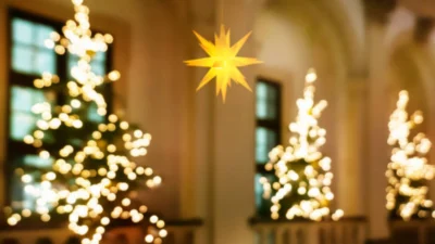 5 Ide Dekorasi Natal Gereja Bikin Suasana Makin Hangat, Cantik Banget! (Image From: iStock)