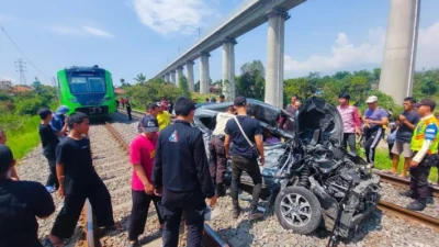 Kronologi Insiden Tabrakan KA Feeder Whoosh vs Minibus di Bandung Barat. (Sumber Foto: Detik.com)