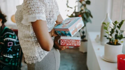 7 Hadiah Natal untuk Orang Tua, Ayah dan Ibu Auto Senyum Bahagia (Image From: Pexels/RDNE Stock project)