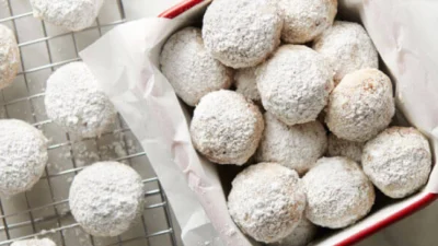 Resep Snowball Cookies, Kue Kering ala-ala Bola Salju yang Cocok Dinikmati di Hari Natal (Image From: Land O'Lakes)