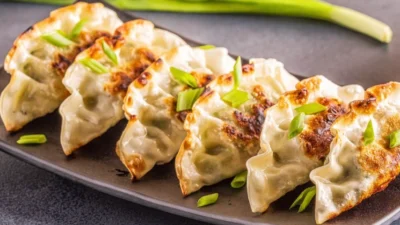 Hidangan Gyoza Ayam Jamur, Camilan Menggugah Selera di Tengah Hujan yang Dingin (Image From: Cardamom Magazine)