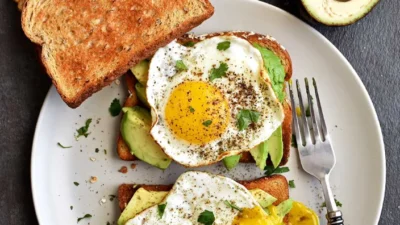 Resep Avocado Toast Telur Mata Sapi yang Wajib Kamu Hidangkan Sebagai Menu Sarapan (Image From: Pepper Delight)