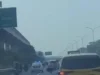 Video Viral Pemotor Masuk Tol. (Sumber: Screenshot Video via VT/@darmadyd dan Akun IG @lensa_berita_jakarta)