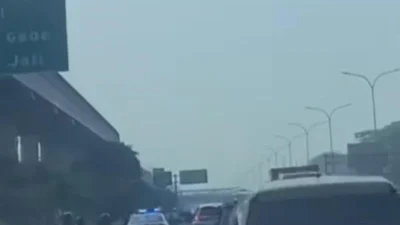 Video Viral Pemotor Masuk Tol. (Sumber: Screenshot Video via VT/@darmadyd dan Akun IG @lensa_berita_jakarta)