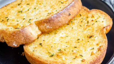 Icip-icip Resep Garlic Bread Sederhana Pake Roti Tawar yang Rasanya gak Kaleng-kaleng (Image From: Home. Made. Interest.)