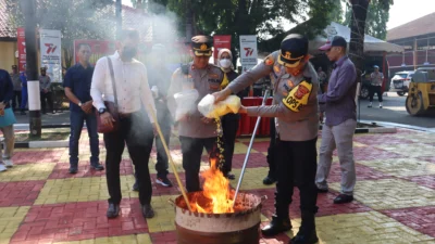 Polres Purwakarta Lakukan Pemusnahan Ribuan Botol Miras Dan Obat Terlarang