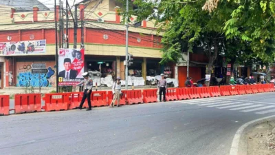 Satlantas Polres Karawang Polda Jabar Pasang Sarana Prasarana Jalan Jelang Nataru 2024