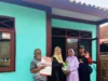 Caleg DPRD Kabupaten Karawang Yusni Rinzani Bantu Rulahu Mak Iyem