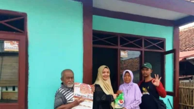 Caleg DPRD Kabupaten Karawang Yusni Rinzani Bantu Rulahu Mak Iyem