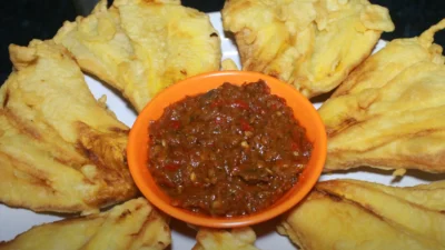 Resep Pisang Goreng Sambal Roa, Perpaduan Gorengan Manis dan Sambal Bikin Ketagihan (image from screenshot YouTube Me Masak)