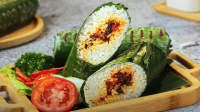 Resep Nasi Bakar Cumi Asin yang Harumnya Bikin Menggoda Lidah (image from screenshot Youtube Indonesian Simple)