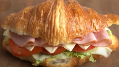 Resep Croissant Sandwich, Kreasi Hidangan Unik Cocok Buat Sarapan Praktis (image from screenshot Youtube a mouthful spoonful)