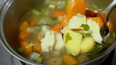 Resep Sayur Sop Bening, Cocok Buat Makan Siang yang Praktis (image from screenshot Youtube ardiyanti ulyana)