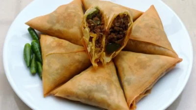 Resep Samosa Isi Daging Sapi, Dijamin Praktis dan Renyah (image from screenshot Youtube dapur marlia)