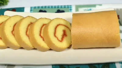 Resep Bolu Gulung Selai Stroberi yang Lembut (image from screenshot Youtube delmira cooking)