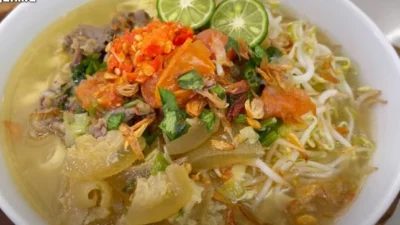 Resep Mie Kocok Khas Bandung, Cocok Disantap Saat Musim Hujan (image from screenshot Youtube ika mardatillah)