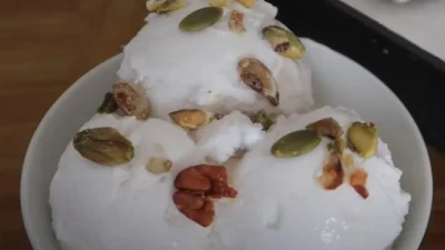 Resep Es Puter Kelapa, Kreasi Es Krim Jadul yang Seger Banget (image from screenshot Youtube mamive's diary)