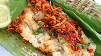 Resep Nasi Bakar Sambal Teri, Pedasnya Bikin Nambah Lagi (image from screenshot Youtube paramita prasetyo)