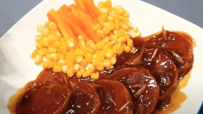 Resep Rolade Saus Lada Hitam yang Menggugah Selera Untuk Makan Siang (image from screenshot Youtube resep bunda ayu)