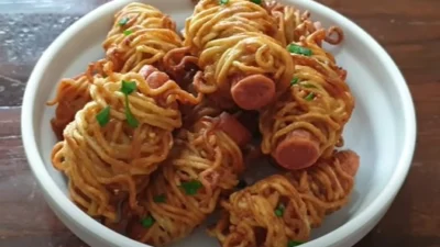 Resep Sosis Gulung Mie, Kreasi Jajanan Sekolah yang Simpel Banget (image from screenshot Youtube resepmasakan13)