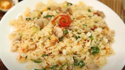 Resep Nasi Goreng Salted Egg Hidangan Praktis Kesukaan Keluarga (image from screenshot Youtube sajian sedap)