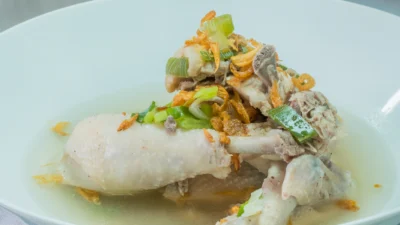 Resep Ayam Budu-Budu Khas Makassar, Cocok Jadi Hidangan Natal untuk Keluarga di Rumah (image from screenshot Youtube tastemade indonesia)