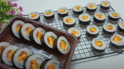 Resep Kimbab Sosis, Kreasi Makanan Korea Cocok Buat Sarapan Praktis (image from screenshot Youtube uli's kitchen)