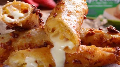 Cara Membuat Lumpia Keju Mozarella, Cemilan Gurih!