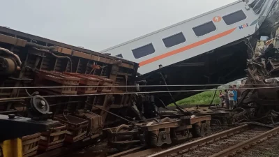 KA Turangga Tabrakan dengan KA Commuterline Bandung Raya