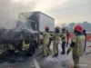 Sebuah mobil box bernomor polisi B 9017 ZRO terbakar setelah menabrak pembatas jalan di Gerbang Tol Sadang, Pada Senin (15/1/2024) siang.