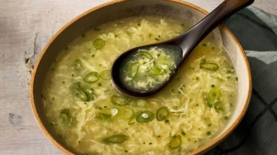 Hujan Gini Enaknya Cobain Resep Egg Drop Soup yang Menghangatkan Hati (Image From: Allrecipes)