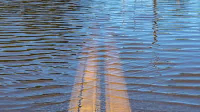 Banjir di Bandung Menerjang Dayeuhkolot, Tanggul Sungai Cigede Jebol (Image From: iStock)