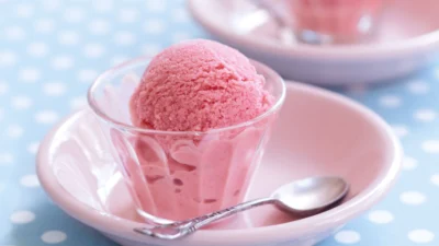 Es Krim Yoghurt Strawberry untuk Kamu si Paling Diet, Seger Banget! (Image From: Taste)