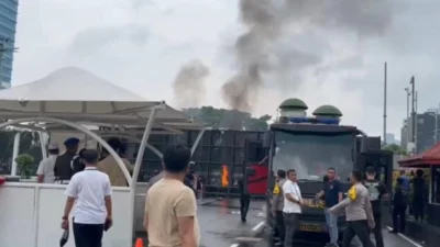 Demo Apdesi di DPR RI Ricuh, Masa Ricuh Bakar Ban hingga Lempar Botol