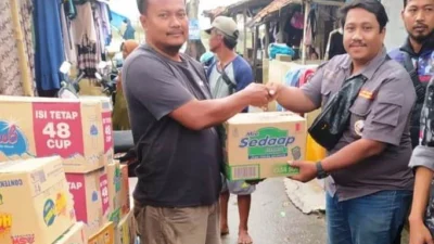 Warga Korban Banjir Kalangligar Karawang Dapat Bantuan Sembako