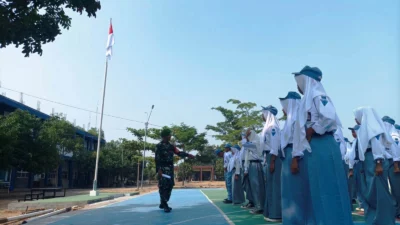 SMK Lentera Bangsa Karawang Latihan LDKS dan Baris Berbaris