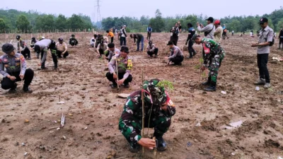 Karya Bakti di Kampung Kepuh Kelurahan Karangpawitan Karawang, TNI Ajak Masyarakat Tanam Pohon